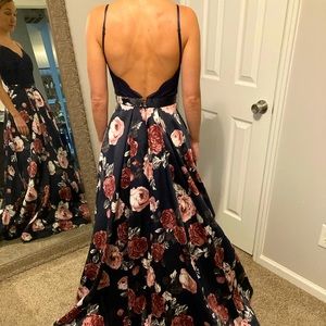 Beautiful blue and floral gown! With Pockets!